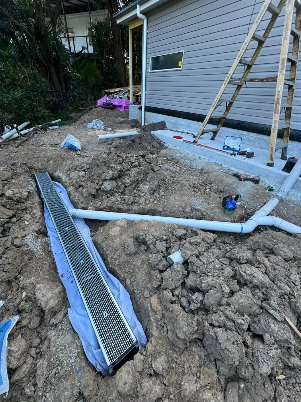 Stormwater drainage outlet and level spreader installation